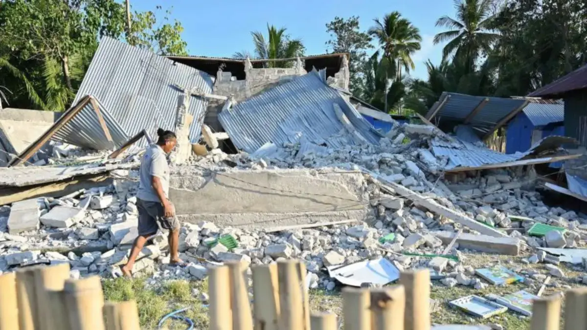 Warga berjalan di dekat rumah yang rusak akibat gempa bumi di kawasan Dampek, Kabupaten Manggarai Timur, Nusa Tenggara Timur (NTT), Selasa (18/8/2026). (ANTARA FOTO/Fikri Yusuf/nym)