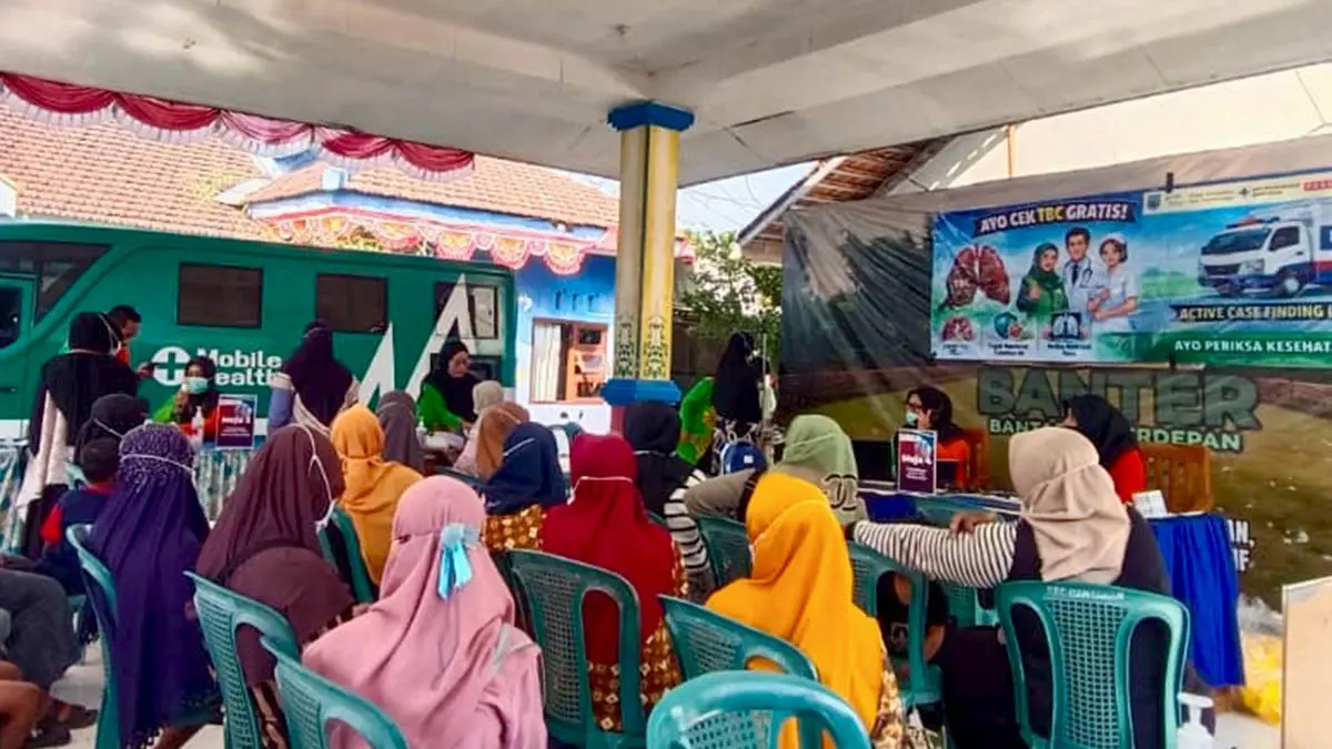 ANTRE: Warga Bantaran mengikuti Active Case Finding (ACF) melalui Mobile X-Ray kasus TBC. (Foto : Istimewa)