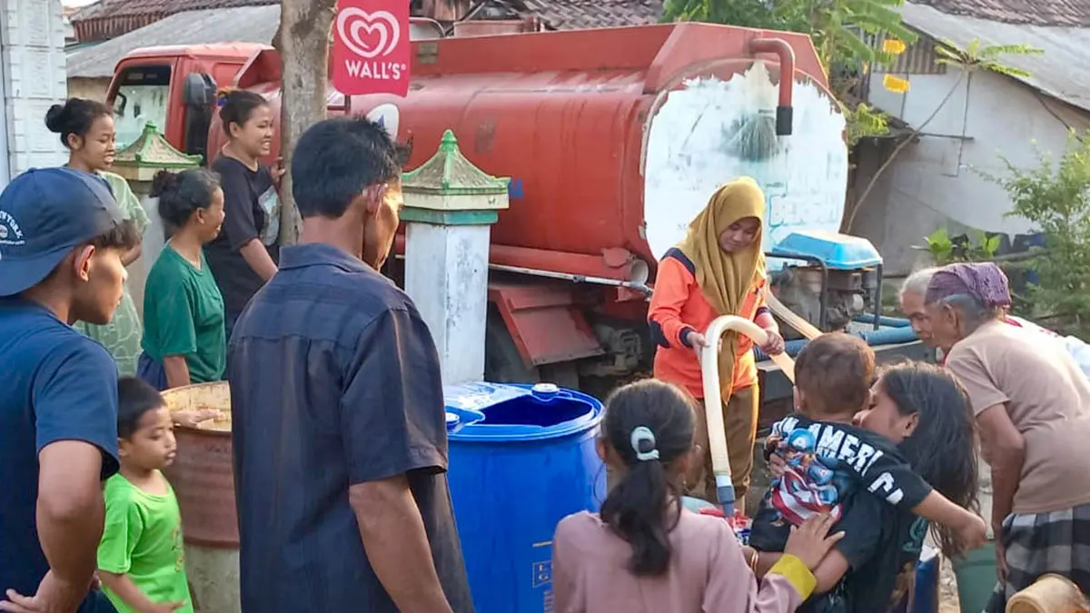 ANTRE: Warga di Dusun Lampekan, Desa Paras, Kecamatan Tegalsiwalan menunggu giliran mendapatkan air bersih yang dikirim personel BPBD, beberapa waktu lalu. (Foto: dok Jawa Pos Radar Bromo)