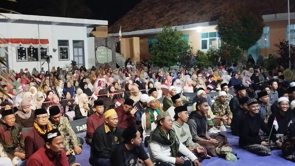 ANTUSIAS: Terlihat warga Patemon antusias mengikuti kegiatan Patemon bersalawat dalam rangka perayaan HUT RI dan kadisah. (Foto: Agus Faiz Musleh/Jawa Pos Radar Bromo)