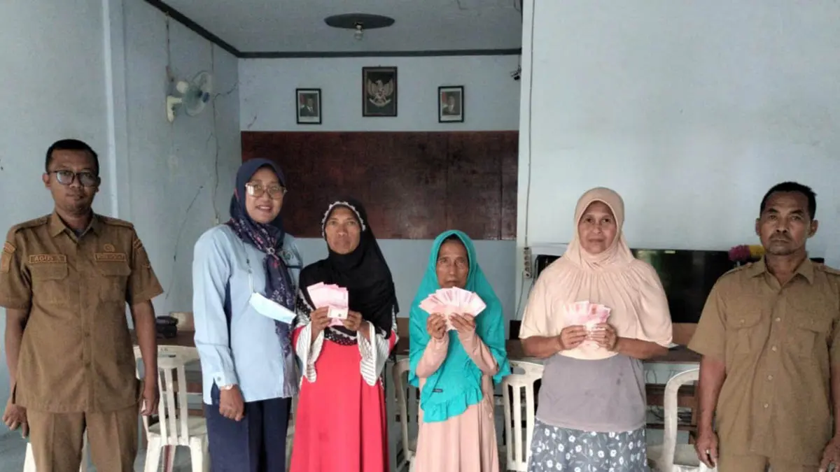 BANTUAN: Penyaluran BLT DD desa Karangren dilakukan guna merangsang ekonomi masyarakat kurang mampu. (Foto: Pemdes Karangren for Jawa Pos Radar Bromo)