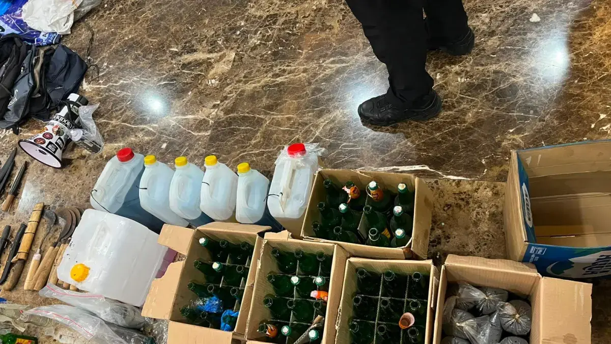 Barang bukti yang diamankan oleh polisi dari puluhan massa aksi terafiliasi anarko. (Polri)

