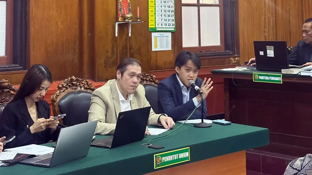 BERI PENDAPAT: Tim kuasa hukum PT JFC menyimak keterangan Didied Poernawan, ahli Universitas Brawijaya memberikan keterangan di PN Surabaya (26/8).