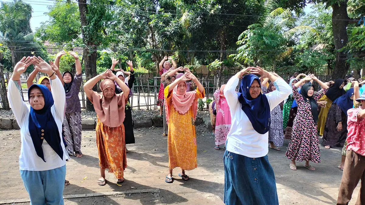 BUGAR: Lansia di Desa Karangren saat senam bersama dalam pelayanan Posyandu untuk menjaga kebugaran. (Foto: Pemdes Karangren for Jawa Pos Radar Bromo)