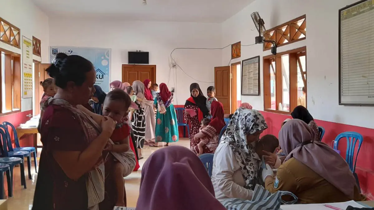 KESEHATAN: Pengecekan kesehatan bagi warga lansia di posyandu Desa Kedungcaluk. (Foto: Pemdes Kedungcaluk for Jawa Pos Radar Bromo)