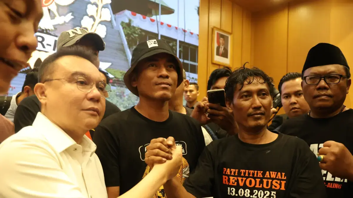Massa yang dipimpin Koordinator AMPB Supriyono alias Botok bertemu dengan pimpinan DPR yang di Pimpin Wakil Ketua DPR RI Sumi Daco di Gedung DPR, Jakarta, Kamis (27/8/2026). (Dery Ridwansah/ JawaPos.com)