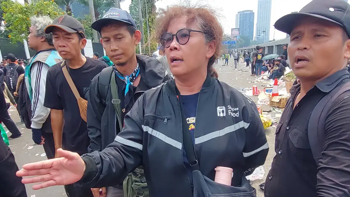 Melva Pardede, 56 (dua dari kanan) mengaku kecewa dengan keputusan sepihak Aliansi Masyarakat Pati Bersatu (AMPB) saat aksi di DPR RI, Kamis (27/8). (Ryandi Zahdomo/JawaPos.com)