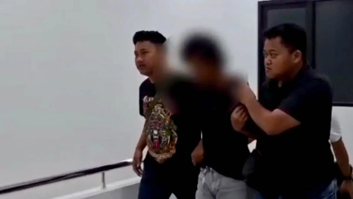 OTAK PELAKU:&nbsp;Tersangka Rof saat digelandang ke tahanan mapolres Pasuruan. Selain dia, ada juga Hum dan kini keduanya menanti untuk disidang. (Foto: dok Jawa Pos Radar Bromo)