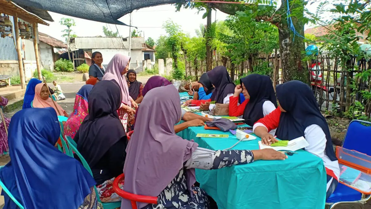 SEHAT: Proses pelayanan posyandu yang dilakukan di Desa Karangren. (Foto: Pemdes Karangren for Jawa Pos Radar Bromo)