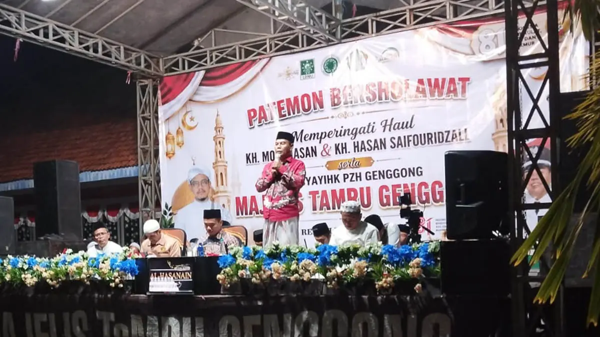 SELAWAT: Baginda Purnomo (batik merah) saat sambutan dalam acara Desa berselawat dalam rangka Kadisah. (Foto: Agus Faiz Musleh/Jawa Pos Radar Bromo)