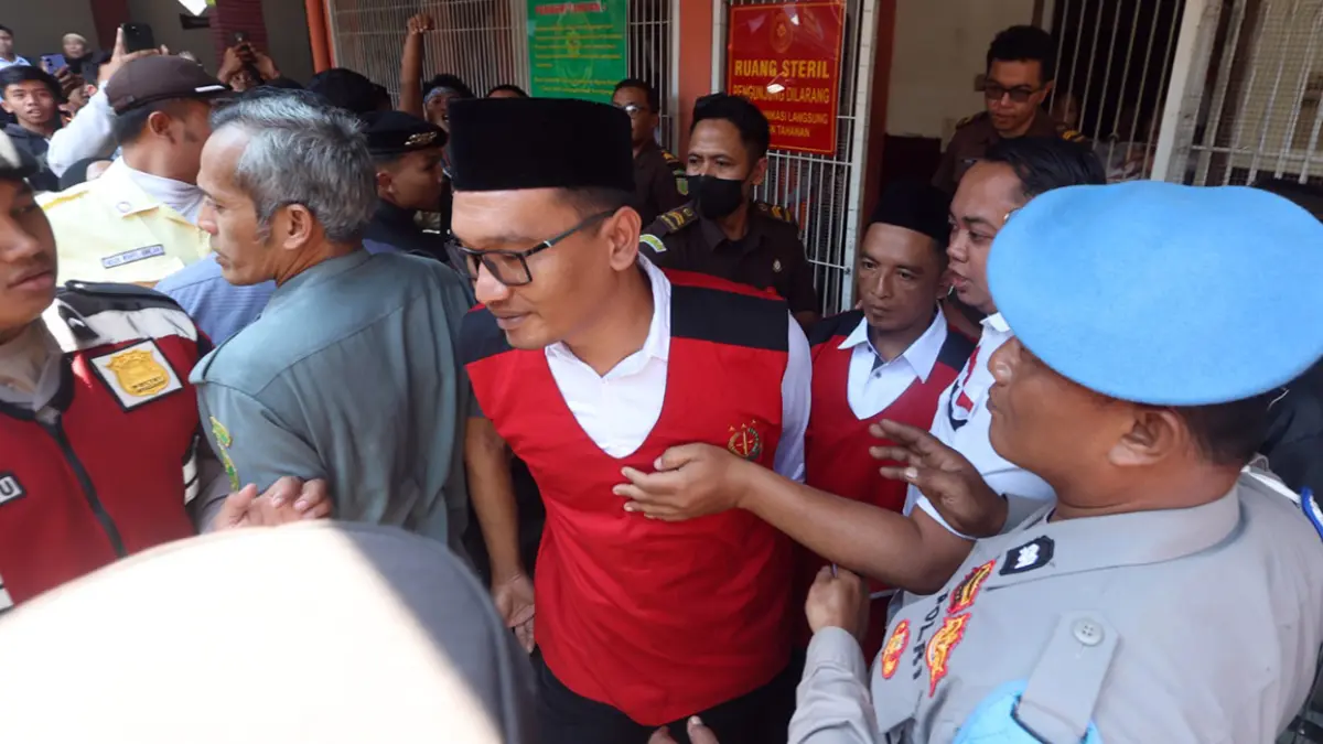 TAHAP TUNTUTAN: Mantan anggota polisi Agus Muhamad Saleman dan rekannya, Suyitno, dituntut hukuman seumur hidup atas dugaan pembunuhan terhadap Faradila Amalia Najwa, warga Tiris, Kabupaten Probolinggo. (Darmono/ Radar Malang)