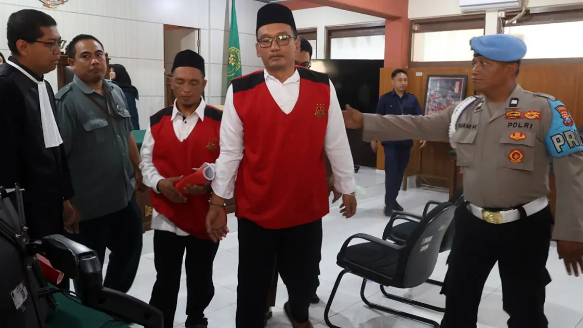 TUNTUTAN SEUMUR HIDUP: Mantan anggota polisi Agus Muhamad Saleman dan rekannya, Suyitno, dituntut hukuman seumur hidup atas dugaan pembunuhan terhadap Faradila Amalia Najwa, warga Tiris, Kabupaten Probolinggo. (Darmono/ Radar Malang)