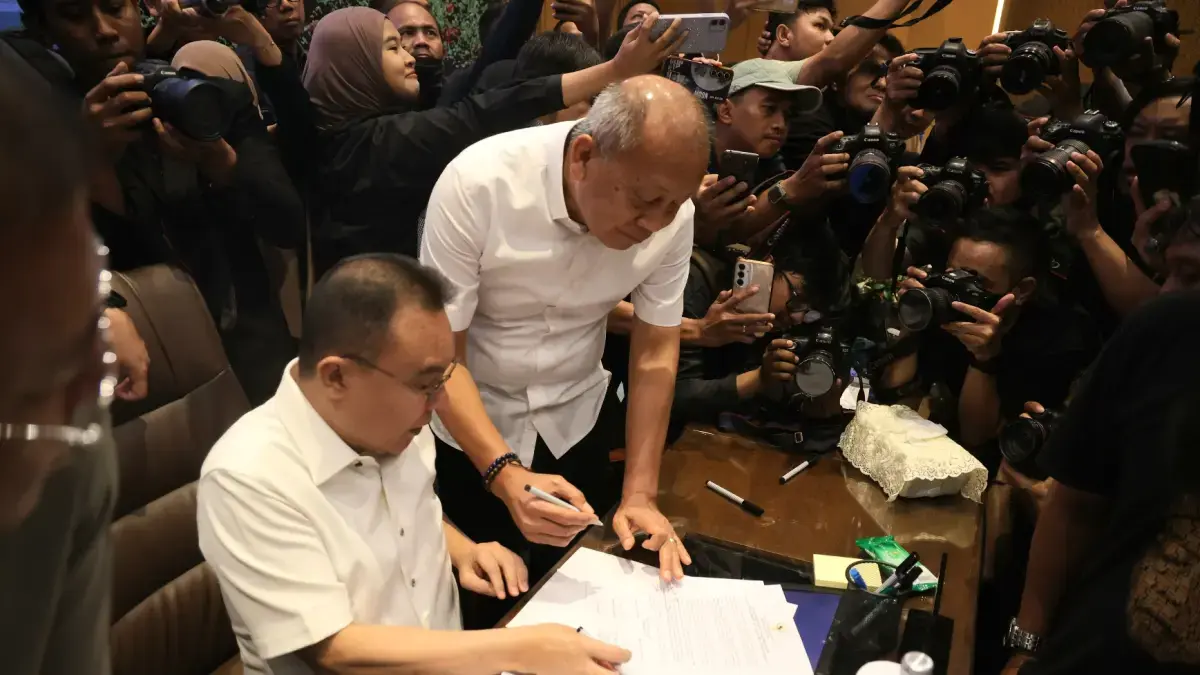Wakil Ketua DPR RI Sumi Daco menerima Massa yang dipimpin Koordinator AMPB Supriyono alias Botok bertemu dengan pimpinan DPR di Gedung DPR, Jakarta, Kamis (27/8/2026). (Dery Ridwansah/ JawaPos.com)

