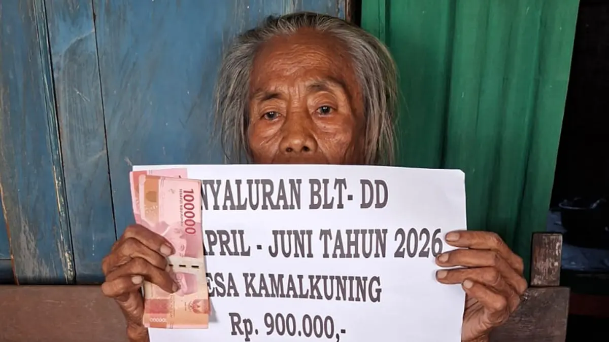 BANTU WARGA: Salah satu warga Desa Kamalkuning, mendapat BLT DD. (PEMERINTAH DESA KAMALKUNING FOR JAWA POS RADAR BROMO)