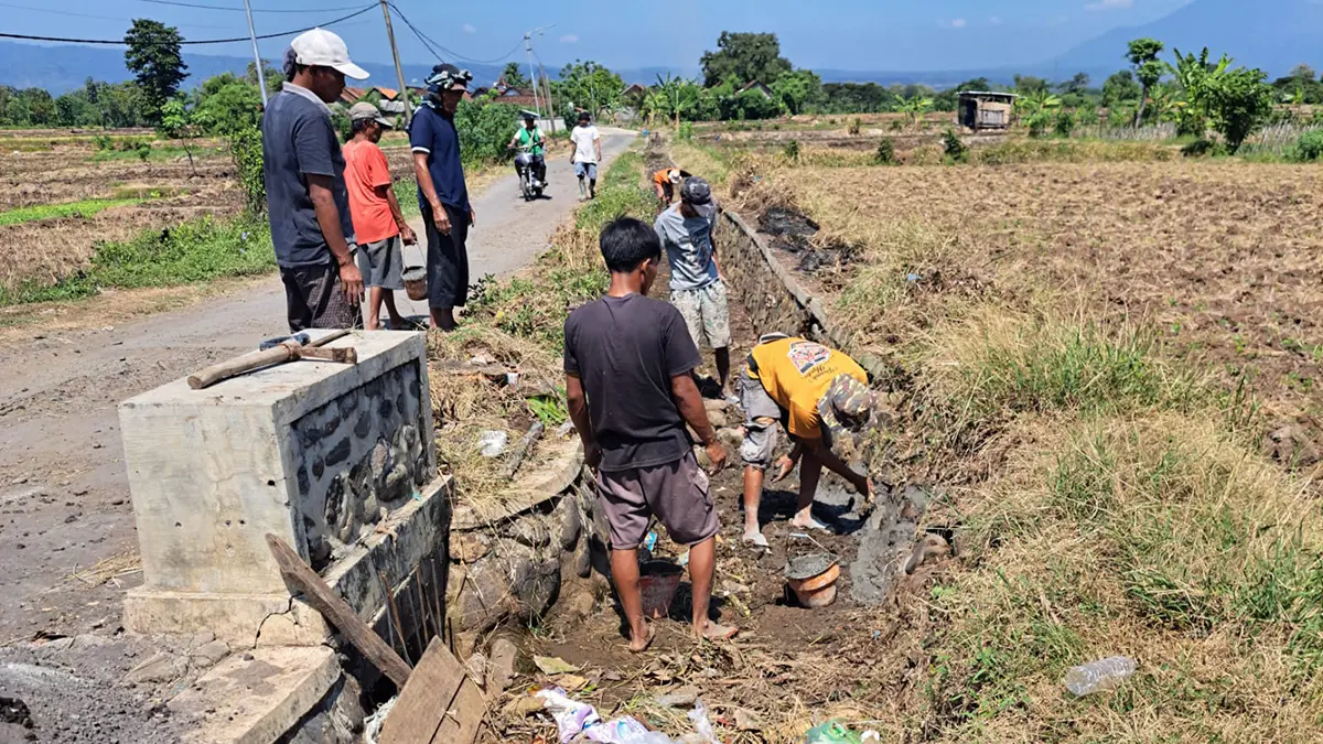 PERBAIKI IRIGASI: Sejumlah warga Desa Rawan, membersihkan irigasi dalam Program PKTD Desa Rawan.