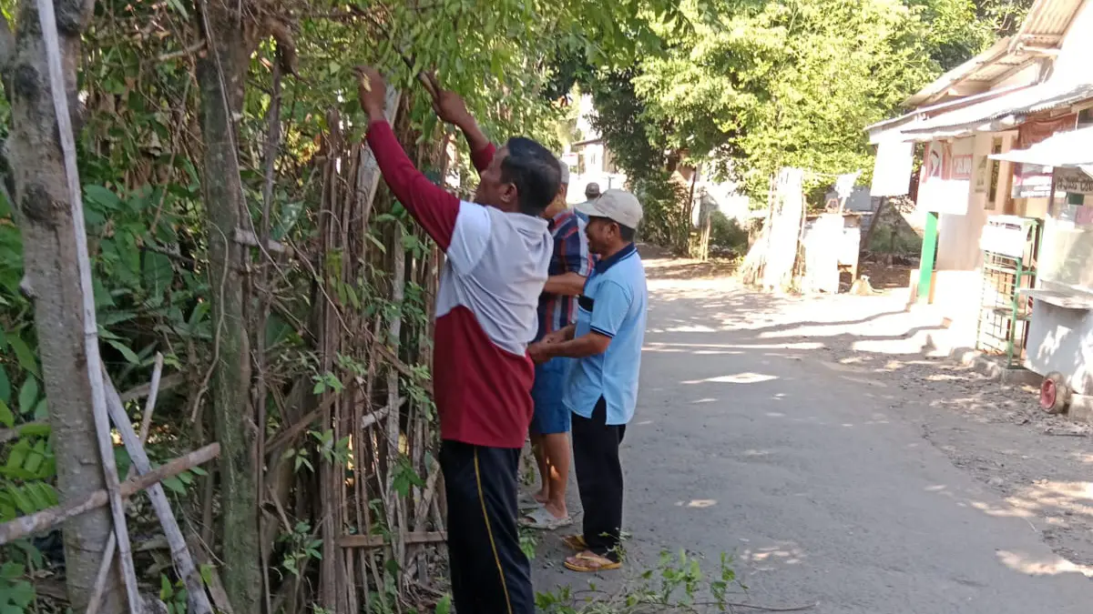 BERSIH-BERSIH DESA: Sejumlah Perangkat Desa Rawan bersama warga bekerja bakti melaksanakan Program PHBS. (PEMERINTAH DESA RAWAN FOR JAWA POS RADAR BROMO)