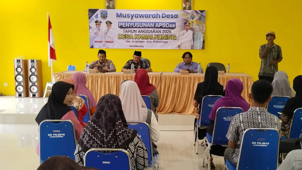HONOR PERANGKAT: Kepala Desa Kamalkuning Wasik (depan tidak berkopiah) dalam kegiatan pemberian honor bagi RT/RW Desa Kamakuning.