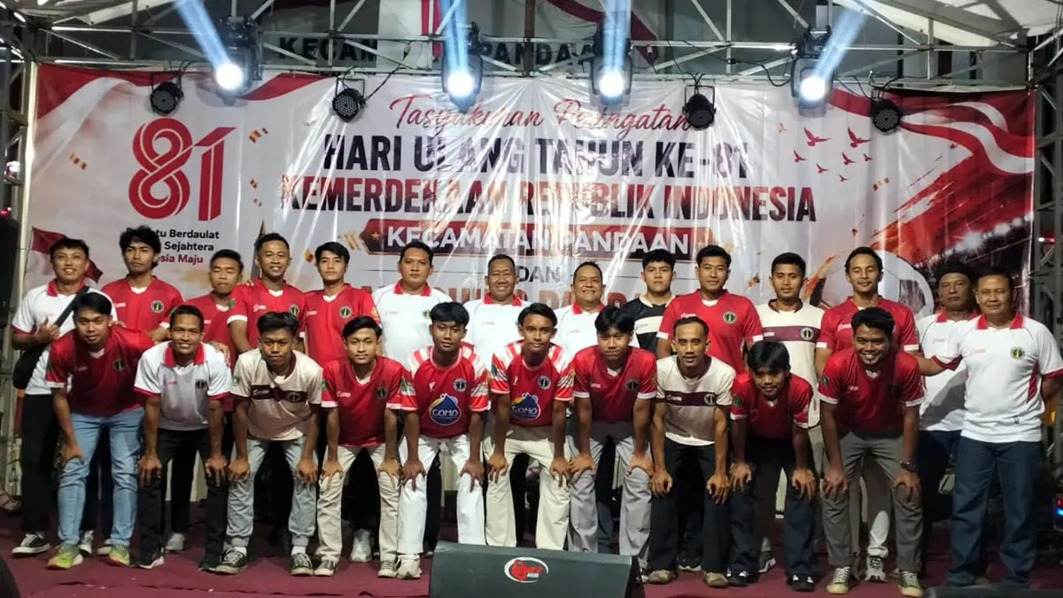 INCAR JUARA: Para penggawa Pandaan FC saat launching yang digelar bersamaan dengan acara tasyakuran HUT ke-81 RI di halaman kantor Kecamatan Pandaan, Jumat malam (28/8). (Rizal Syatori/ Radar Bromo)