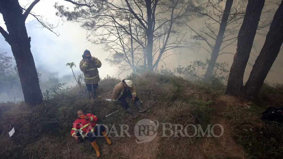 ISTIRAHAT SEJENAK: PEtugas beristirahat sejenak saat memadamkan api di kawasan Ledok Kasimun, Kecamatan Tosari, Kabupaten Pasuruan yang terbakar, Jumat pagi (28/8). (Mokhamad Zubaidillah/ Radar Bromo)