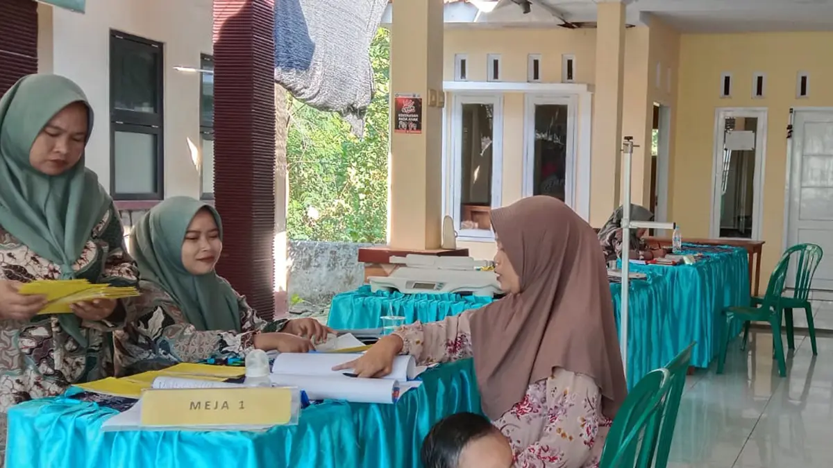 JAGA KESEHATAN: Salah seorang warga membawa balitanya mengikuti Kegiatan Posyandu di Desa Rawan.