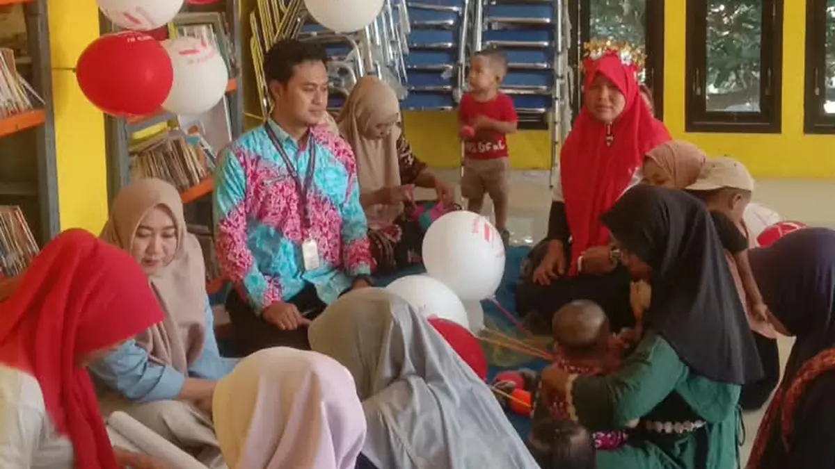 JAGA KESEHATAN: Sejumlah balita dan ibu-ibu mengikuti kegiatan Posyandu di Desa Kamalkuning.