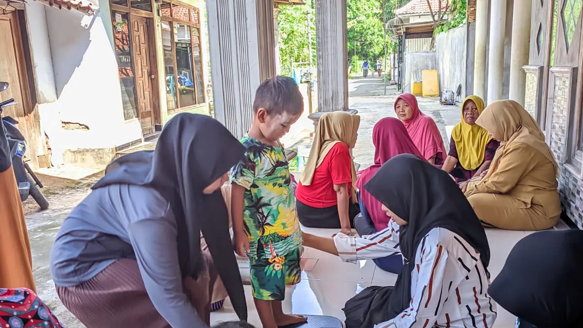 JAGA KESEHATAN: Sejumlah bocah dan warga lansia antusias mengikuti Posyandu di Desa Patokan.