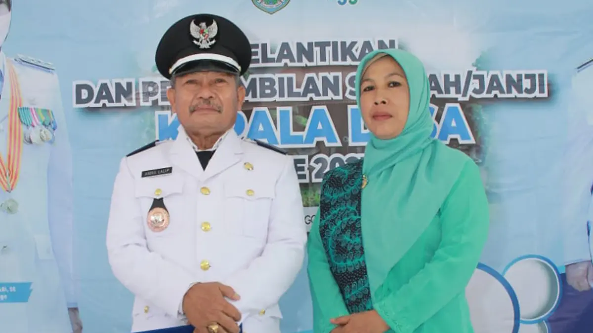 PEMIMPIN: Kepala Desa Patokan Abdul Lalip bersama Ketua PKK Desa Patokan Sucip.
