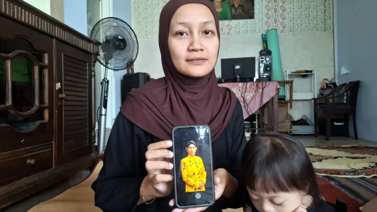 Putri Topan Srimulat, Angela Ariska, menunjukkan foto sang ayah. (Ramizard Rafsanjani/Radar Malang)