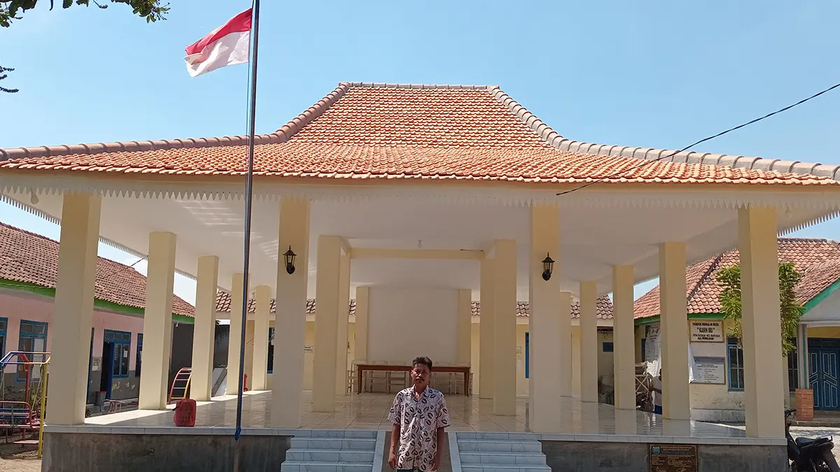 REPRESENTATIF: Sekretaris Desa Patokan Soleh Hudin di depan Balai Desa Patokan yang sudah direhab. Kini, gedung pusat pemerintah desa ini kokoh dan lebih nyaman. (DIDIK PURWANTO/JAWA POS RADAR BROMO)