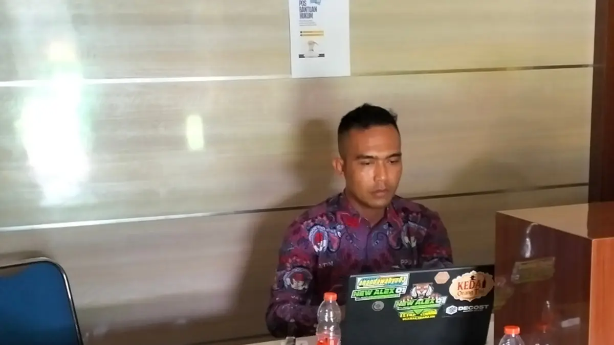 SIAP MELAYANI: Salah seorang Perangkat Desa Kamalkuning berada di ruang pelayanan, siap melayani warga.