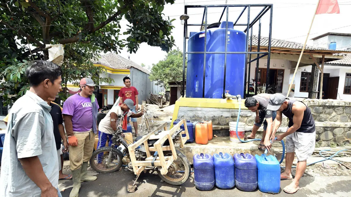 ATASI KEKERINGAN: Sejumlah warga mengantre untuk mengambil air bersih dari tandon permanen di salah satu desa terdampak kekeringan di Kabupaten Pasuruan. (Pemkab Pasuruan for Radar Bromo)