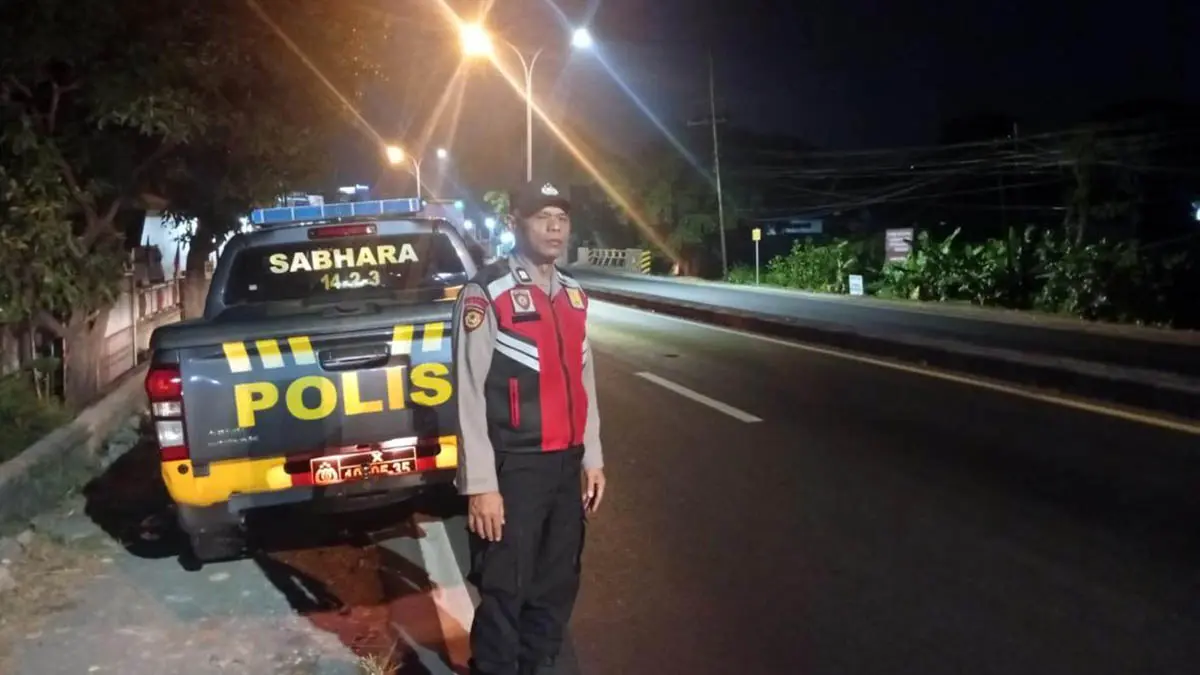 BEROPERASI: Personel Polsek Sukorejo melakukan patroli wilayah menggunakan mobil dinas double cabin pinjaman dari Polres Pasuruan. (Polsek Sukorejo for Radar Bromo)