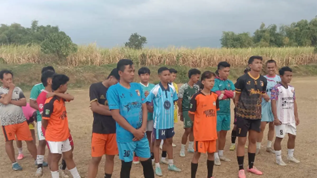 BRIFING: Pemain Pasrepan United FC setelah berlatih. Semua timb yang mengikuti Bupati Cup 2026 Pasuruan Superleague kini tengah memantapkan komposisi timnya. (Foto: Istimewa)