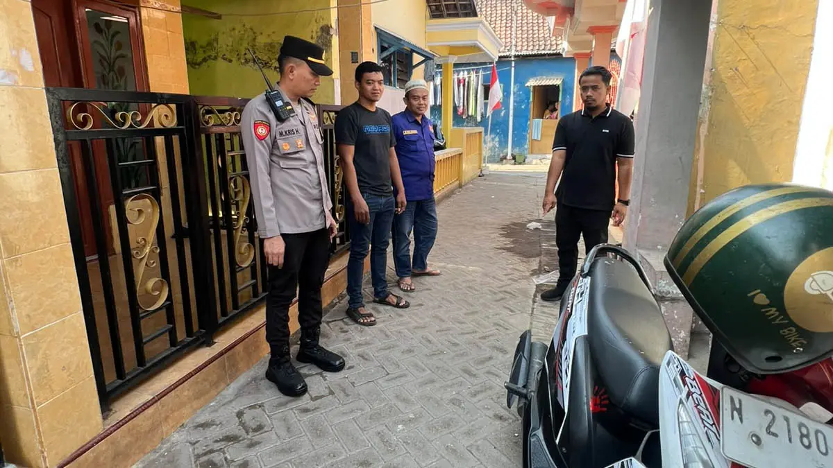 HILANG: Anggota polisi ketika melakukan olah TKP hilangnya motor milik PN di Kelurahan Mandaranrejo, Kota Pasuruan. (Dokumen Radar Bromo)