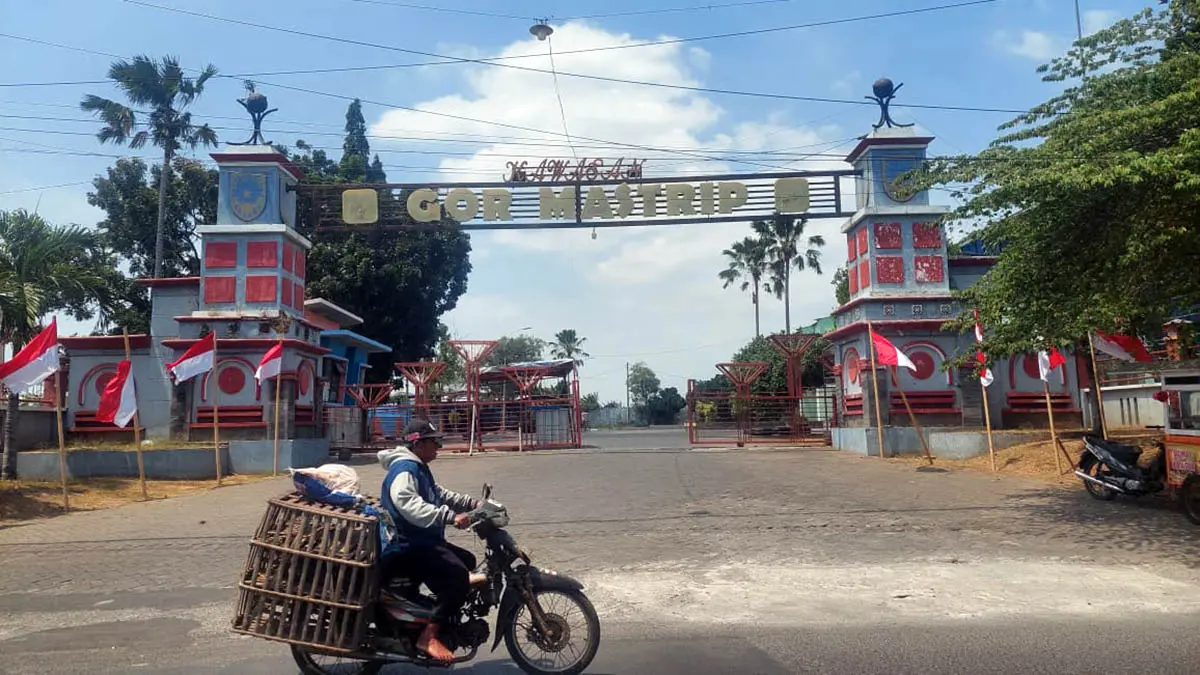 IKON KOTA: Pintu masuk Gedung Olahraga (GOR) Kota Probolinggo yang terletak di koridor Jalan Mastrip. (Arif Mashudi/Radar Bromo)