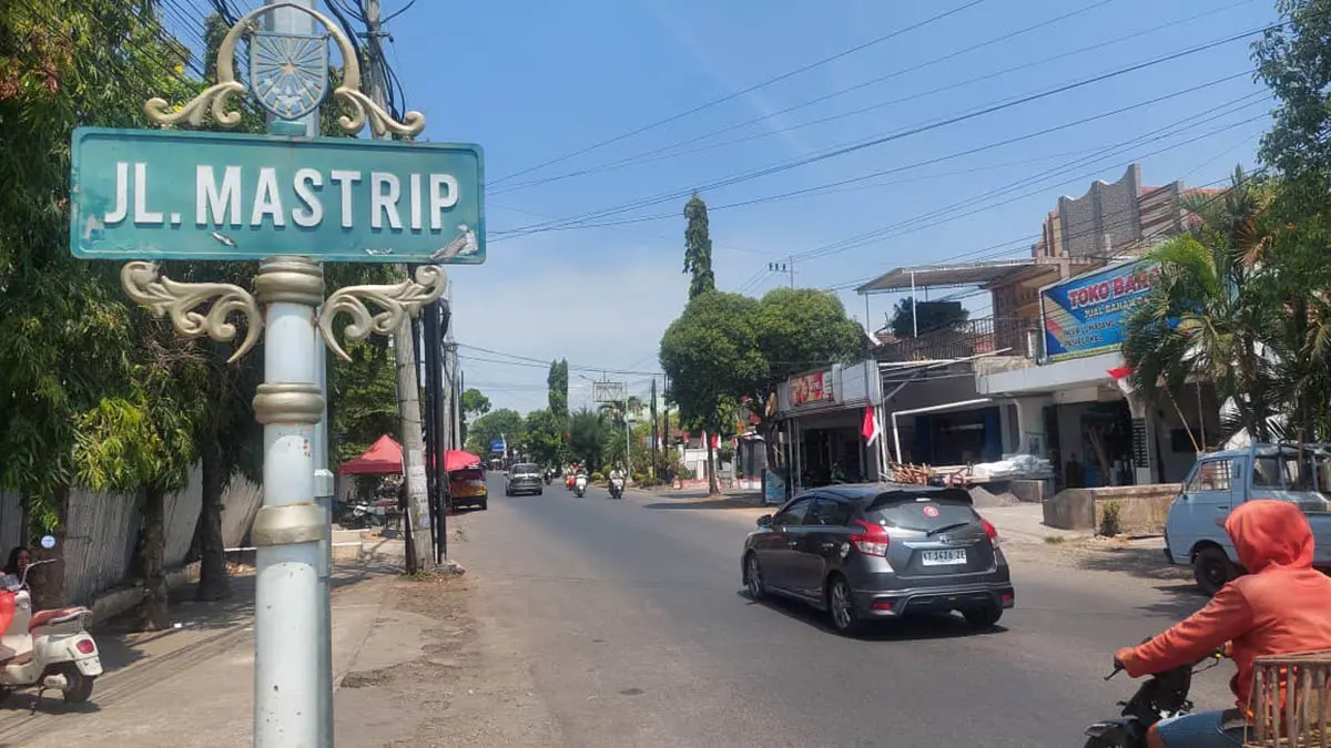 PENUH MEMORI: Pelat nama Jalan Mastrip yang terpasang di salah satu sudut koridor jalan protokol Kota Probolinggo. (Arif Mashudi/Radar Bromo)
