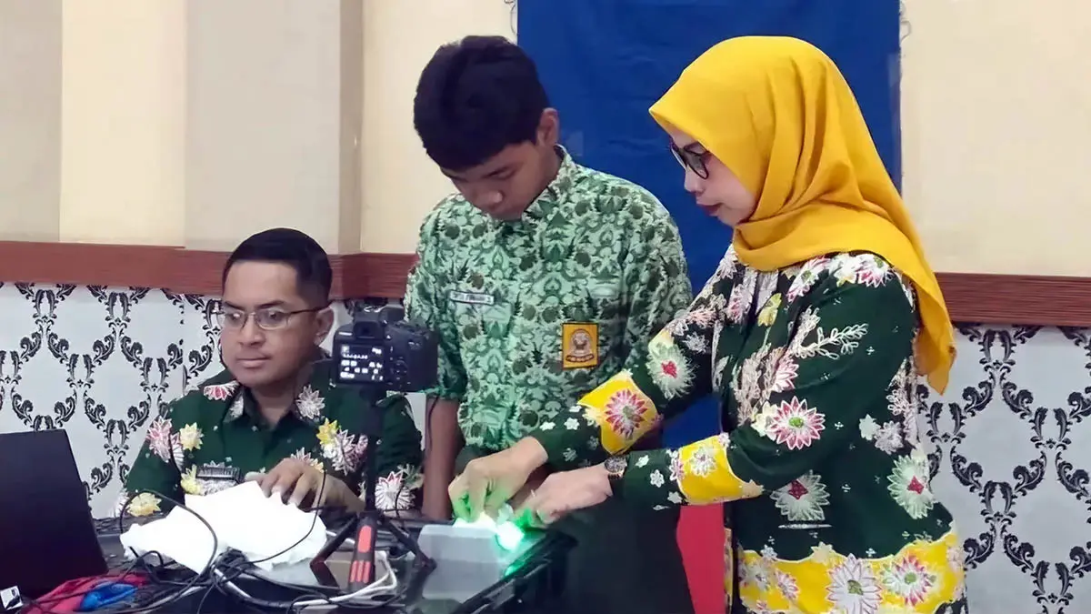 PEREKAMAN: Petugas Dispendukcapil Kabupaten Pasuruan saat melakukan perekaman di sekolah sebagai upaya dalam memaksimalkan pelayanan. (Pemkab Pasuruan for Radar Bromo)