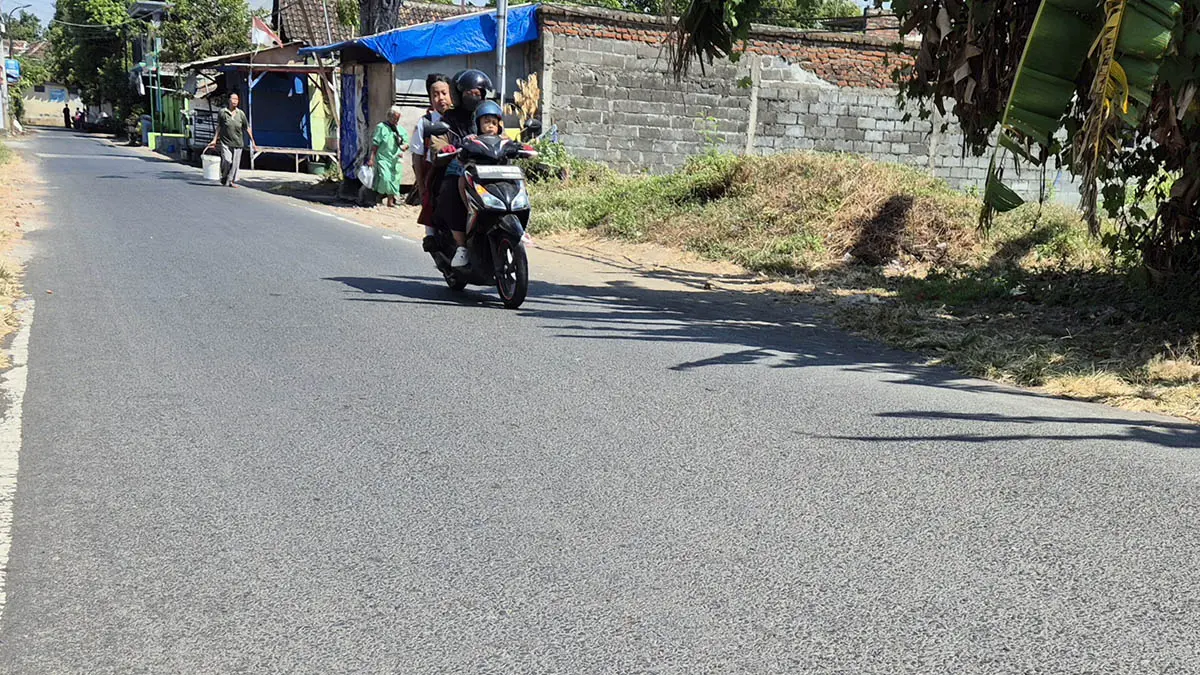 TUNGGU LELANG: Ruas Jalan Jati di Kelurahan Petahunan, Kecamatan Gadingrejo, Kota Pasuruan, dipastikan bakal diperbaiki tahun ini. Dinas PUPR Kota Pasuruan menyiapkan anggaran Rp 700 juta dari APBD 2026. (Fahrizal Firmani/Radar Bromo)
