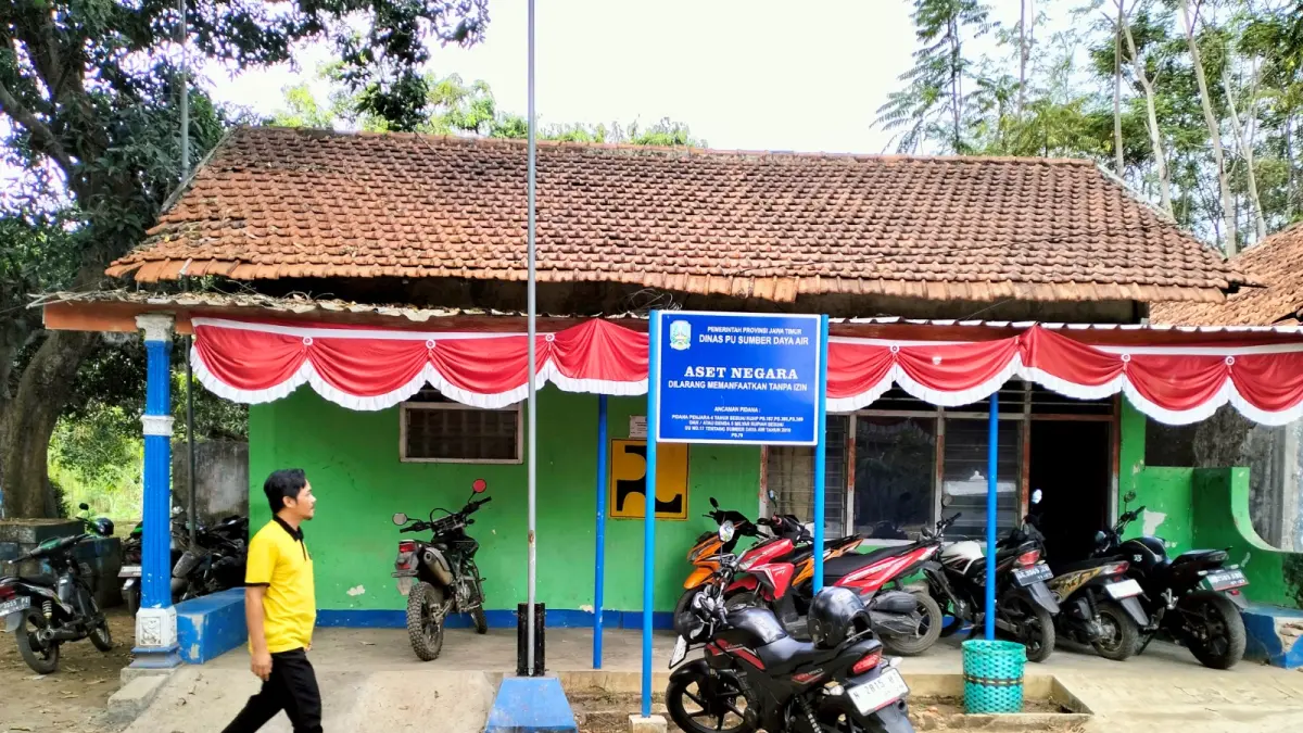 ALIH FUNGSI: Rumah dinas yang saat ini digunakan sebagai kantor. Terletak di sisi selatan bangunan pengamat air peninggalan Belanda. (Achmad Arianto/Jawa Pos Radar Bromo)