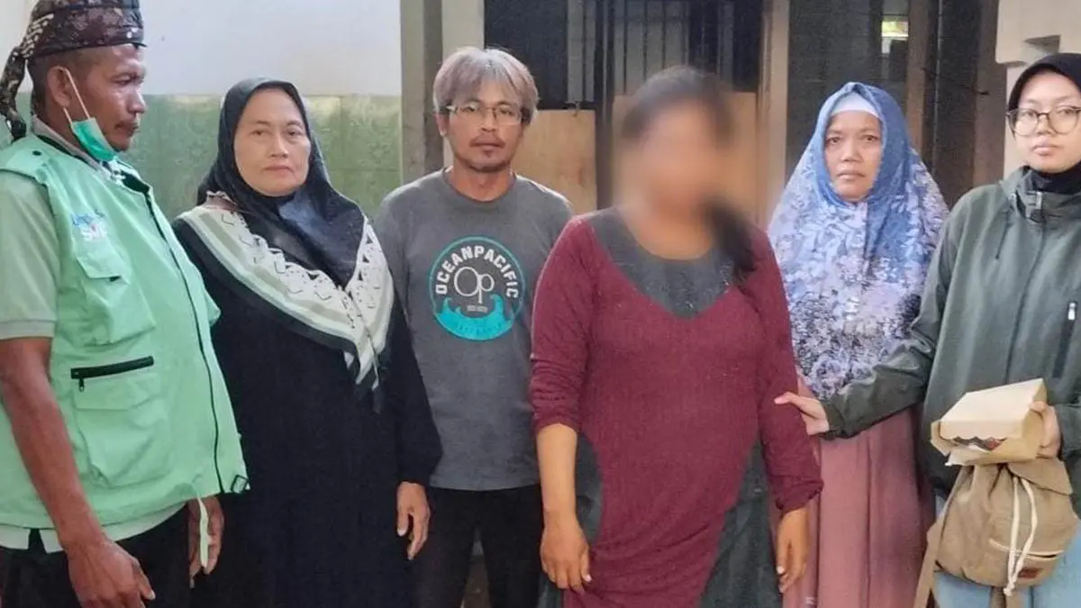 DIJEMPUT: Petugas menangani seorang perempuan diduga dengan gangguan jiwa dalam kondisi terlantar di Kecamatan Tegalsiwalan.( Foto : Dinsos for Jawa Pos Radar Bromo)