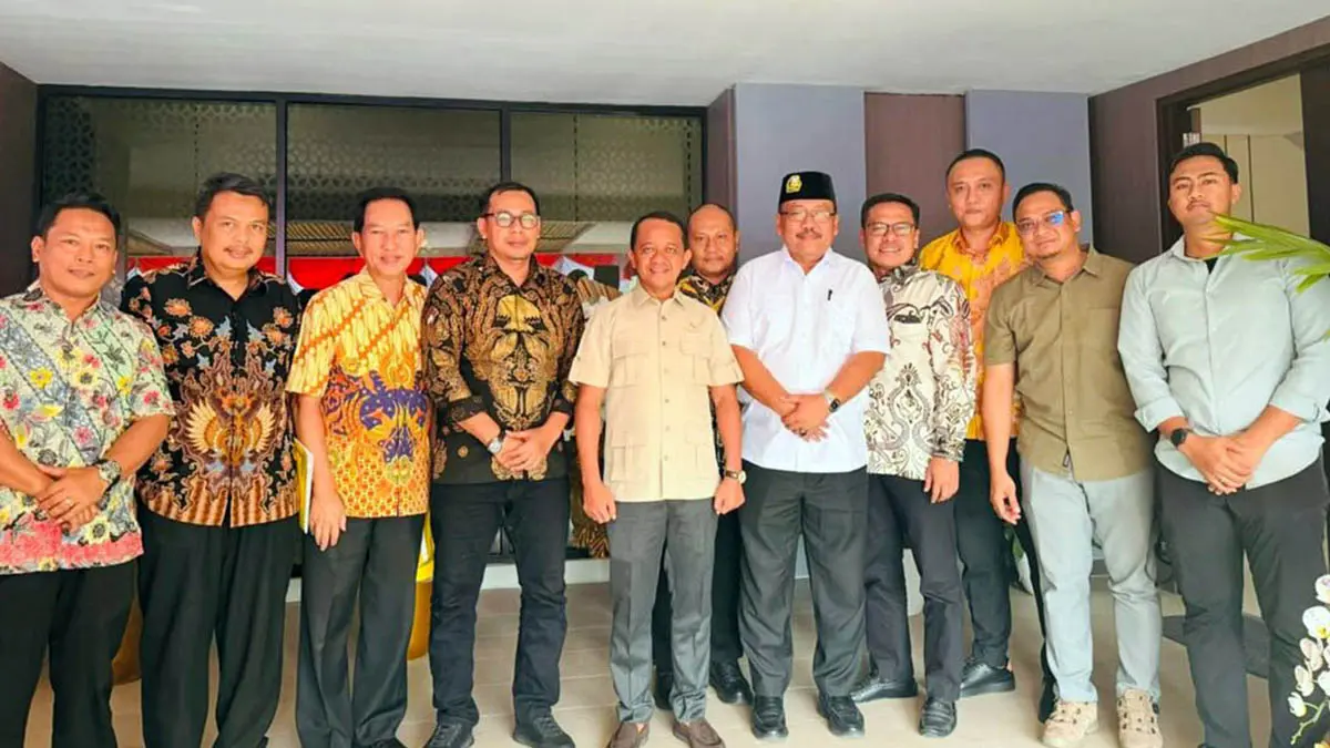 DUKUNG PENUH: Ketum Partai Golkar Bahlil Lahadalia (tengah) menemui panitia Turnamen Bahlil Mini Soccer yang dipimpin Ketua DPD Partai Golkar Jatim Ali Mufthi (berkopiah) di Jakarta, Sabtu (30/8). 