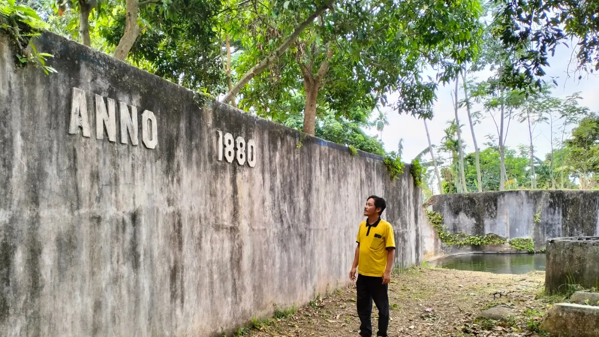 KUNO: Prasasti tahun pembangunan kantor pengamat air di TPT sisi timur bangunan. (Achmad Arianto/Jawa Pos Radar Bromo)