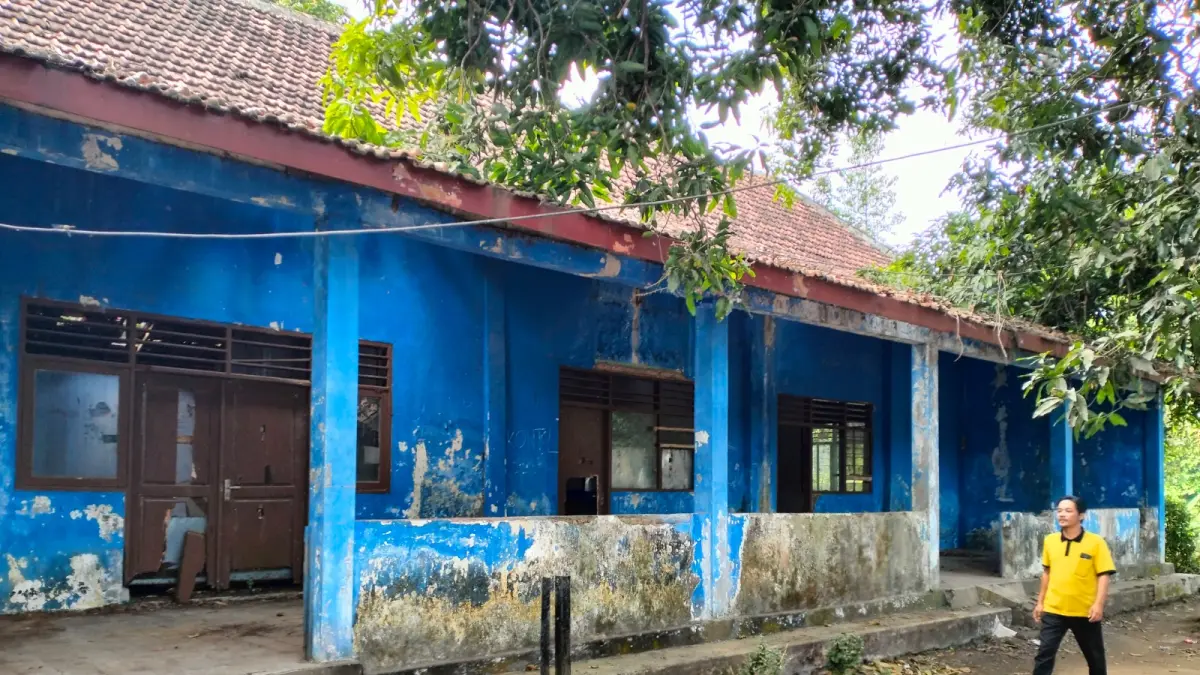 LAPUK: Kantor pengamat air peninggalan Belanda di Dusun Pekalen, Desa Maron Kidul, Kecamatan Maron, Kabupaten Probolinggo. (Achmad Arianto/Jawa Pos Radar Bromo)