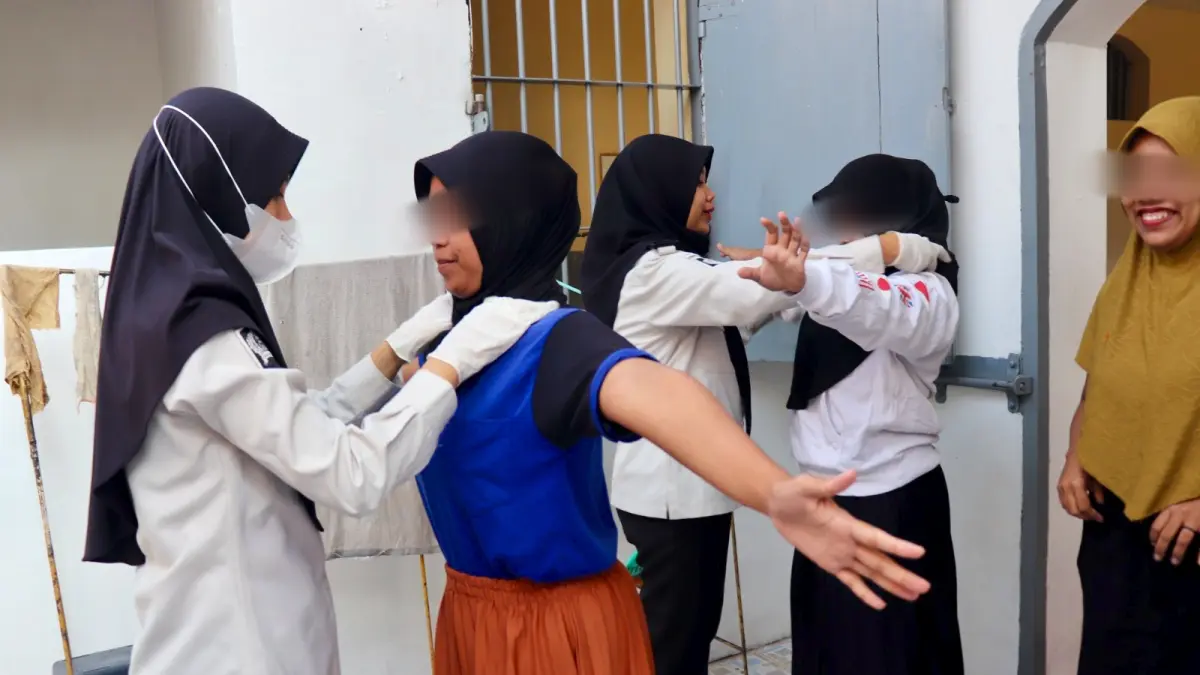 PENCEGAHAN: Petugas Rutan Kelas IIB Kraksaan menggeledah sejumlah warga binaan Blok Wanita. (RUTAN KRAKSAAN FOR JAWA POS RADAR BROMO)