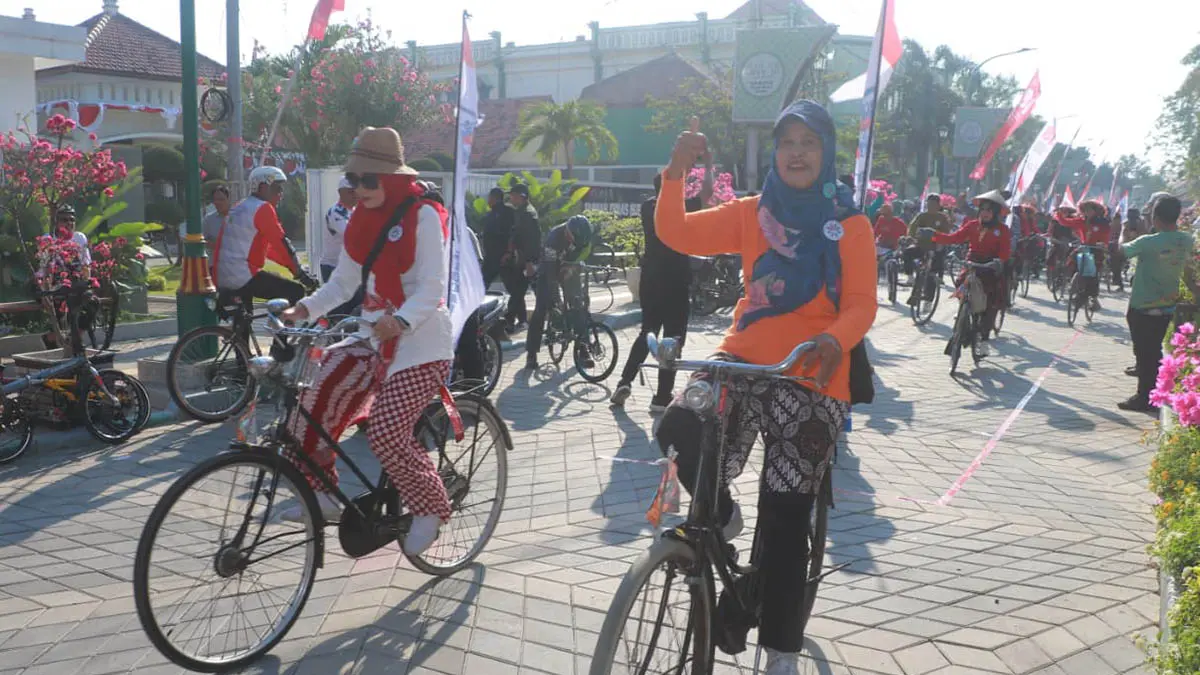 RATUSAN ORANG: Onthelis dari berbagai daerah yang ikut Ngonthel Sambil Berbagi dan berkeliling Kraksaan. Foto: &nbsp;Agus Faiz Musleh/Jawa Pos Radar Bromo