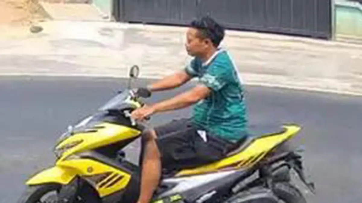 TERDUGA PELAKU: Tangkapan rekaman CCTV di sekitar lokasi kejadian menampakan terduga pelaku penjabretan terhadap Illa Asma, warga Desa Tamansari, Kecamatan Dringu, Kamis (27/8).&nbsp;(ISTIMEWA)