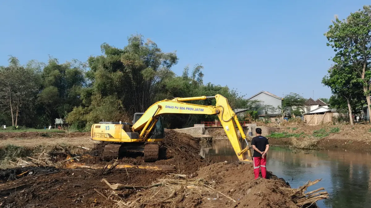 KERUK: Ekskavator PU SDA Provinsi Jawa Timur melakukan normalisasi di Sungai Bayeman, Desa Bayeman, Kecamatan Tongas, Kabupaten Probolinggo.