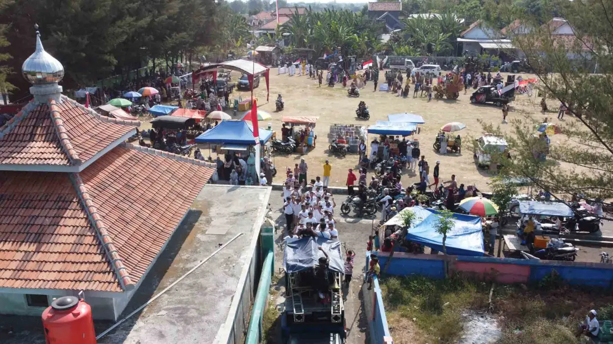 MERIAH: Tampak udara kegiatan karnaval peringatan HUT Kemerdekaan ke-81 RI di Desa Bayeman, Kecamatan Tongas, Kabupaten Probolinggo. (FAHREZA NURAGA/JAWA POS RADAR BROMO)