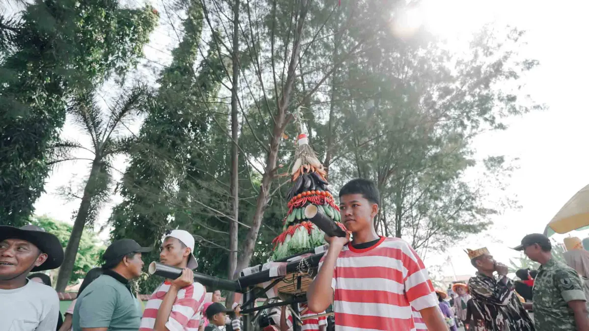 PARTISIPASI: Sejumlah warga membawa gunungan hasil bumi dalam Karnaval Peringatan HUT Kemerdekaan ke-81 RI di Desa Bayeman, Kecamatan Tongas, Kabupaten Probolinggo.