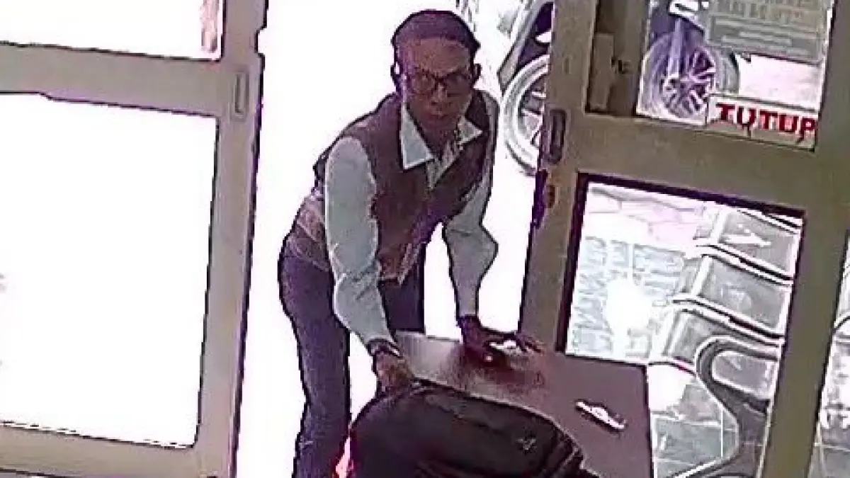Maling Gondol Laptop Pegawai KUA Gempol-Pasuruan, Aksi Pelaku Terekam CCTV